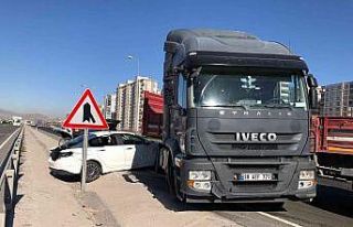 Otomobile çarpan tır makasladı: 2 yaralı