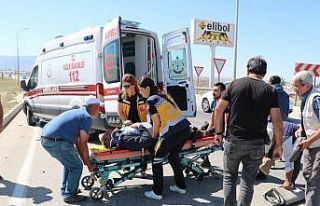 Otomobille çarpışan motosiklet sürücüsü yaralandı