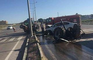 Otomobille çarpışan traktör ikiye bölündü:...