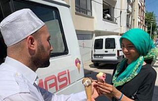 (ÖZEL) Caminin içinde çocuklar için market açtı