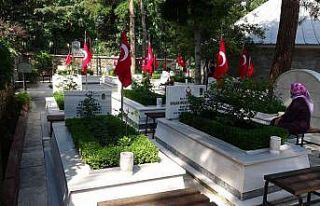 (Özel) Şehitlikte hüzünlü bayram