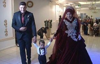 Pandemide yapamadıkları düğünü 1,5 yaşındaki...