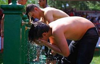 Pehlivanların sıcak havayla zorlu mücadelesi