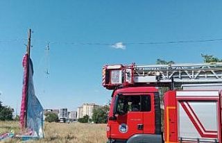 Pisti pas geçti, elektrik direğinde asılı kaldı