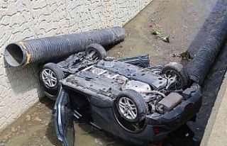 Rize’de park halindeki araca çarpan otomobil dereye...