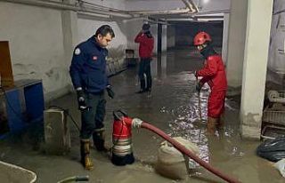 Sağanak yağış sonrası apartman garajına biriken...