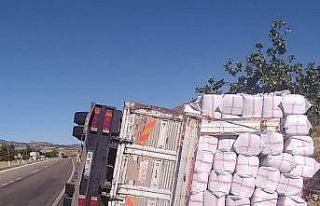 Saman yüklü kamyon devrildi