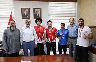 Şampiyon haltercilerden Müdür Özsoy’a ziyaret