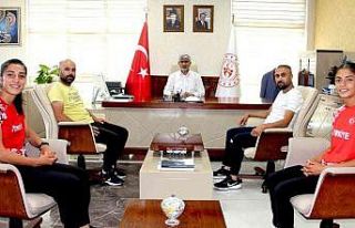 Şampiyon kızlardan Müdür Özsoy’a ziyaret