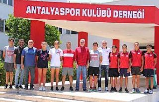 Şampiyon sporcular altınla ödüllendirildi