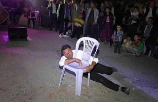 Sandalya ile güreş tutan davulcu ilgi odağı oldu