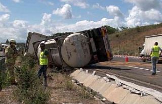 Sarıyer’de tanker yola devrildi: Şoför ağır...