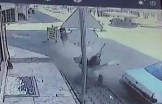 Savrulan otomobil yolda yürüyen adama işte böyle...