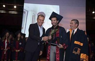 Seçer, genç hekimlerin mezuniyet heyecanına ortak...