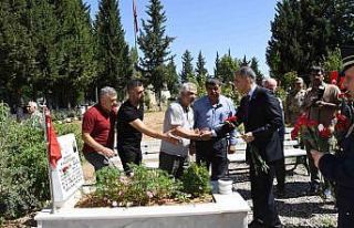 Şehitlerin kabrine karanfil bırakıldı