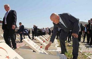 Şehitlik ziyaret edilerek şehit mezarlarına karanfil...