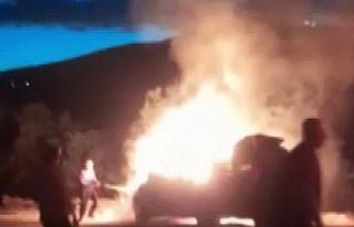 Seyir halindeki otomobil alev topuna döndü