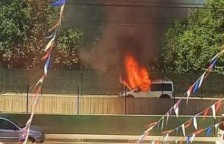 Seyir halindeki ticari kamyonet küle döndü