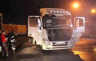 Seyir halindeki tırın motorunda yangın çıktı