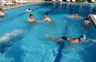 Sıcaktan bunalan vatandaşlar termal havuzlara koşuyor