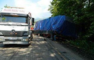 Sınır kapısında yolun dar olması geçişleri...