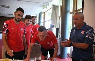 Sivasspor’da kaptan Hakan Arslan’a sürpriz doğum...