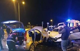 Sivas’ta iki otomobil çarpıştı: 8 yaralı