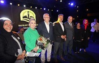 Şölenlerde sahne sırası Bayburtlu sanatçılarındı