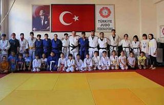 Spor İl Müdürü, minik judocular ile mindere çıktı