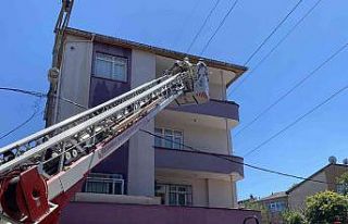 Sultanbeyli’de 3 katlı binanın çatısı alevlere...