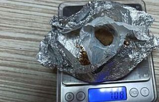 Şüpheli maddeyi saklamaya çalışırken Güven...