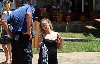 Süs havuzu başında elini kalemle kırmızıya boyayan...