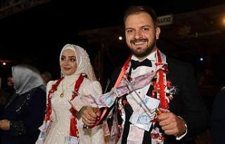 Takı töreninde damada cağ kebap cağı taktılar