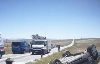 Takla atan otomobildeki kadın ve 2 çocuğu yaralandı