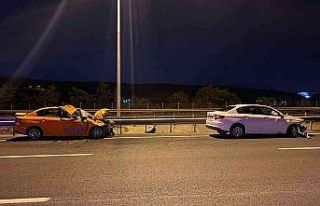 Taksi iki mandaya çarptı: 1 ölü, 2 yaralı