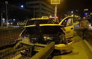 Taksiyle çarpışan araç kaza yerinden kaçtı