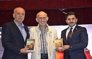 Tarihçi Ahmet Şimşirgil, Dursunbey’de FETÖ’yü...