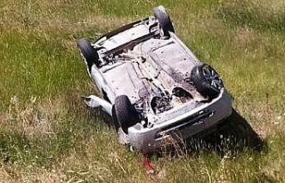 Tarlaya uçan aracın sürücüsü öldü, kişi ise...