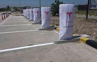 Tesla otomobil sahipleri şarj istasyonunu mangal...