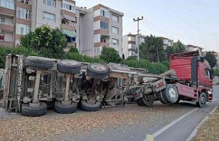 TIR devrildi, yol kapandı