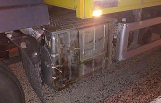 Tır dorsesinden kopan tekerlek bahçede oturan çifte...