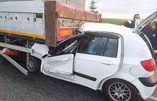 Tıra arkadan çarpan otomobil 2 genç kadına mezar...