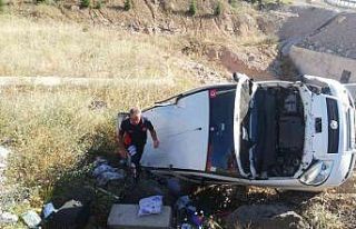 Tokat’ta hafif ticari araç şarampole devrildi:...