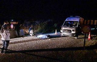 Trafiğe kapatılan yola giren motosiklet devrildi:...