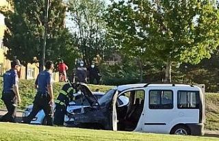 Trafik ışıklarında bekleyen araç alevlere teslim...