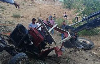 Traktör uçurumdan yuvarlandı