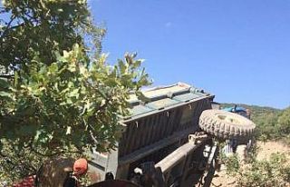 Traktörün devrilmesi sonucu ağır yaralan kadın...