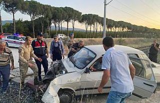 Trenin çarptığı araçtan sağ kurtuldular