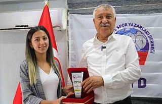 TSYD’den İHA muhabiri Elif Ayşenur Bay’a ödül