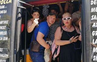 Turist çocuk, gereğinden fazla yolcu taşınan minibüste...